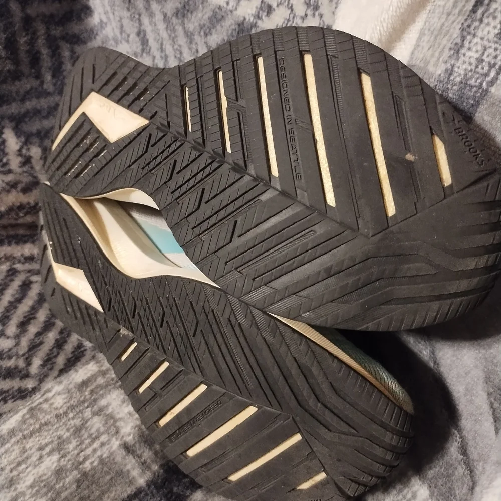 Brooks Women's Levitate 4 - Size 10 - Picture 10 of 16